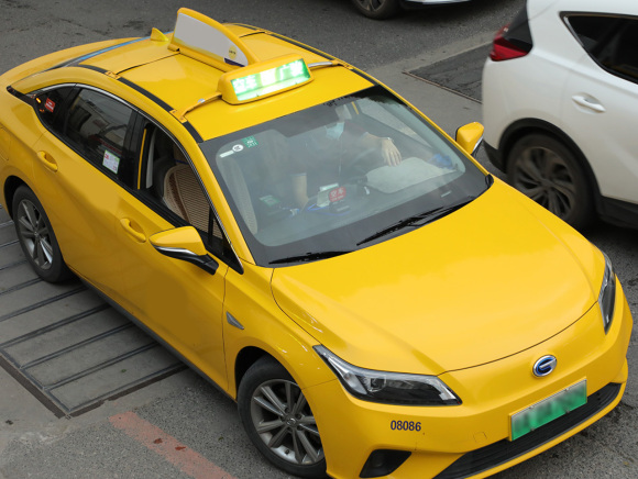 出租车司机遭遇交通事故车主应该承担责任吗