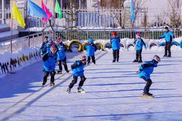 新疆生产建设兵团第五师88团明园学校“冰雪运动场”落成 让冰雪运动深入校园