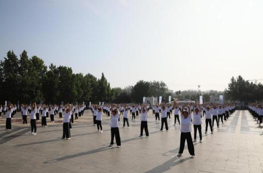 近千人晨起打八段锦，北京大兴区旧宫镇掀起“德寿 健康”新国潮