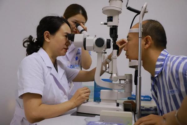 公交司机玻璃袭眼“教科书式”停车，爱迪眼科抢救英雄之眼