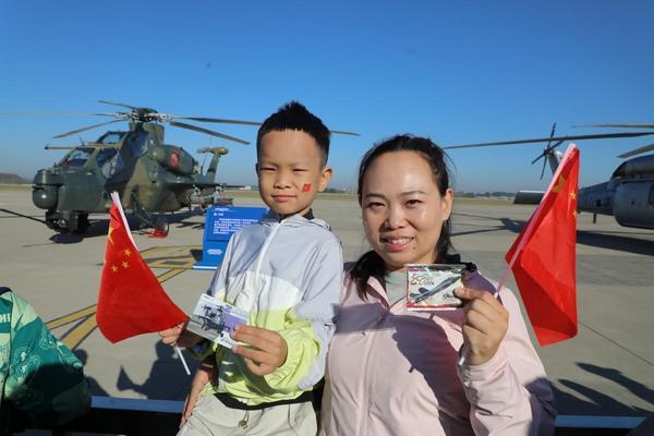 大国重器微缩版现长春航展，掀起卡游带你识战机热潮