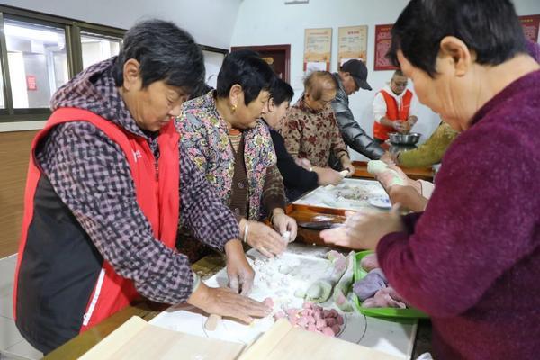情暖重阳！北京大兴安定镇养老驿站里包饺子、做香囊 老人们乐开颜